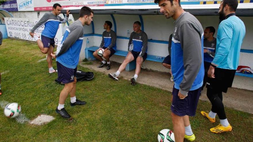 Pablo Hernández, en primer término, junto a algunos de sus compañeros, como Boris (en el centro del banquillo), que también ha renovado con el club.