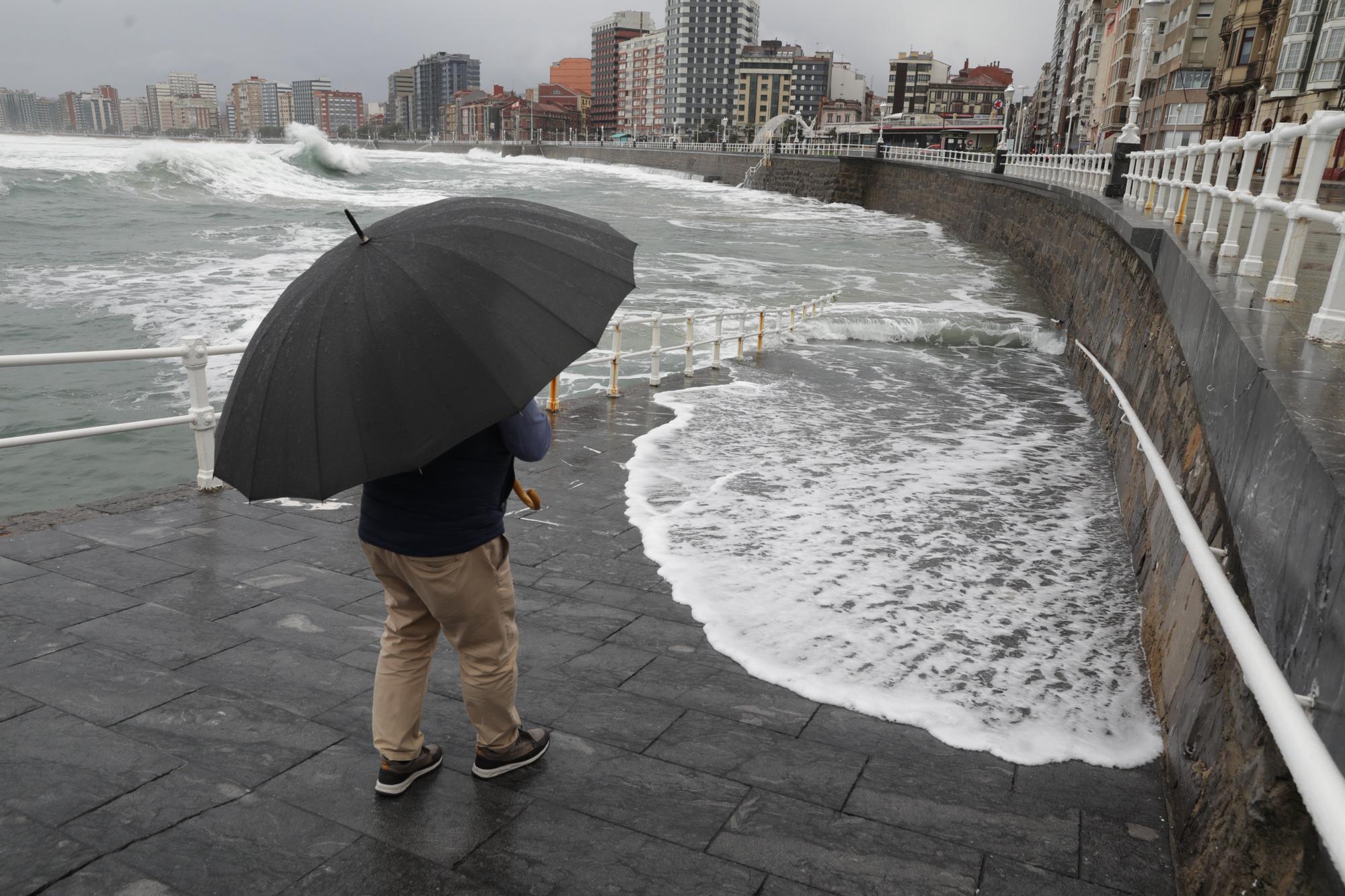 EN IMÁGENES: Olas de más de 7 metros y fuertes vientos al paso de la primera borrasca del otoño en Asturias