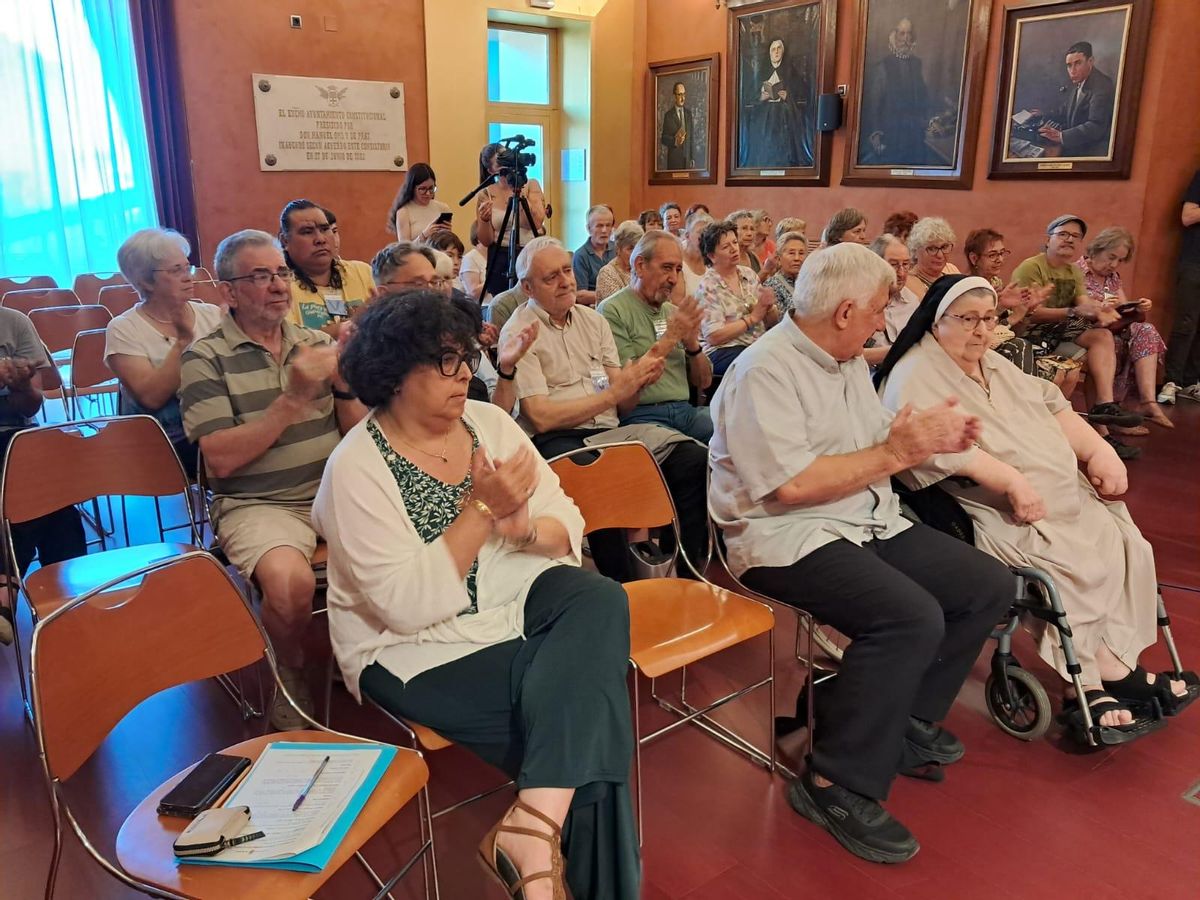 Pîlar Lumbreras, l'última caputxina de Manresa, rep l'aplaudiment dels assistents