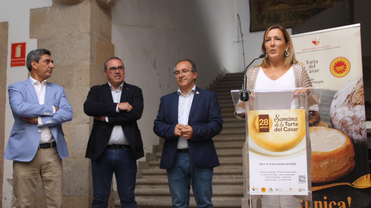 Elisabeth Martín, diputada de Agricultura, esta mañana, durante la presentación de la Semana de la Torta del Casar.