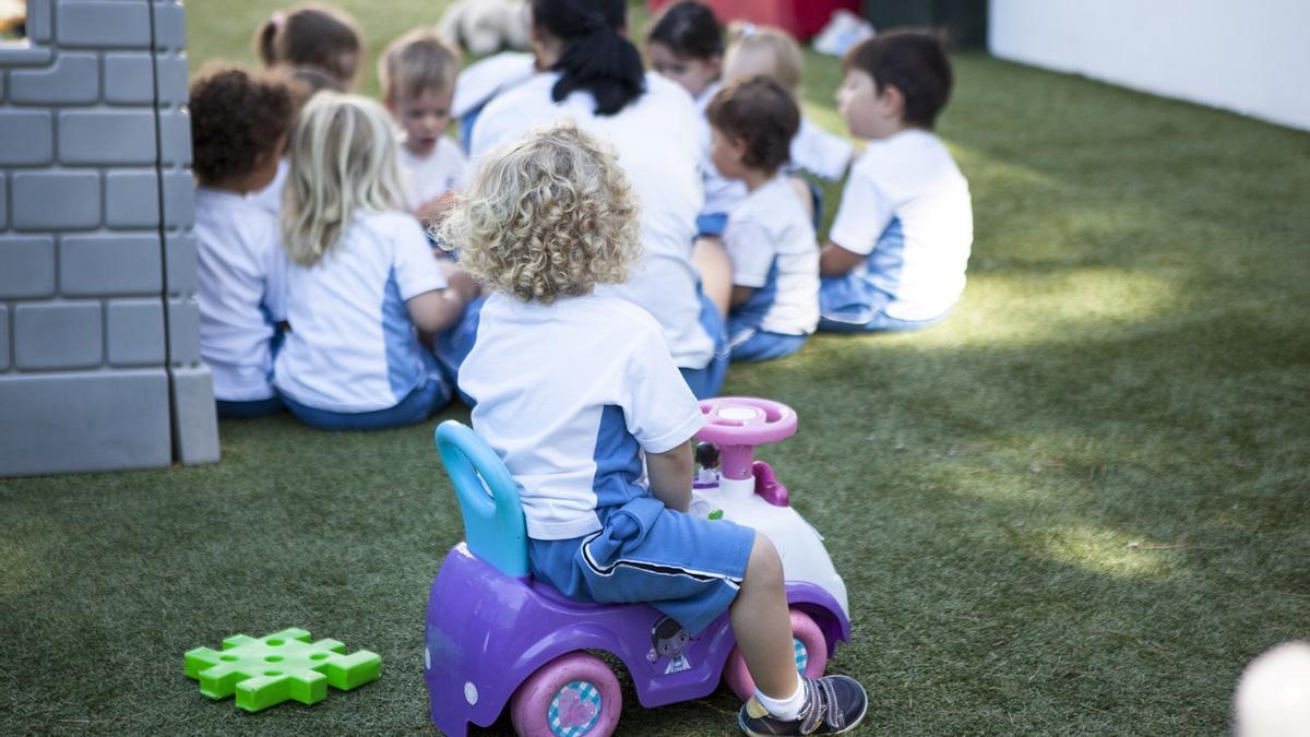 Un grupo de niños en las instalaciones del centro internacional.