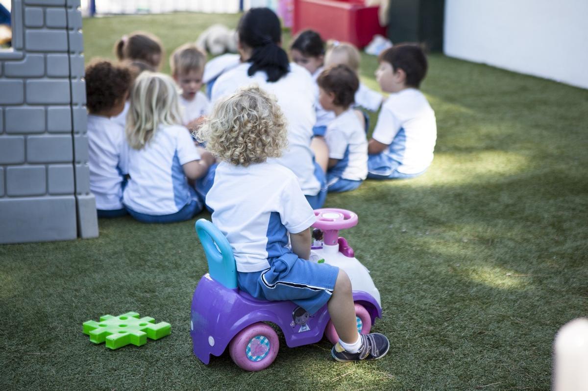 Un grupo de niños en las instalaciones del centro internacional.