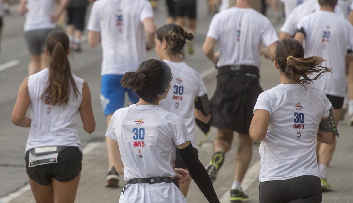 Los corredores con la camiseta conmemorativa de los 30 años de los Juegos Olímpicos de Barcelona en 1992, en el paseo de Colón.