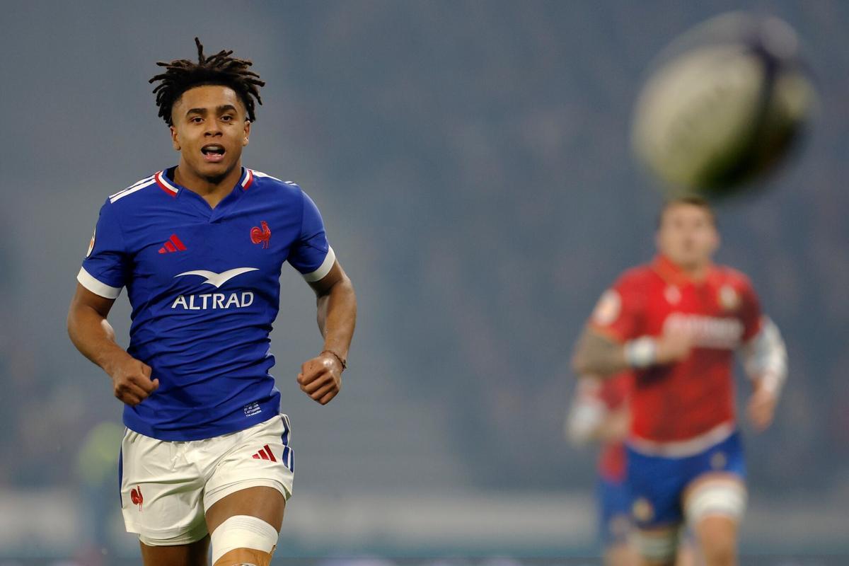 El francés Theo Attissogbe persigue una patada en el partido ante Italia del Seis Naciones de rugby