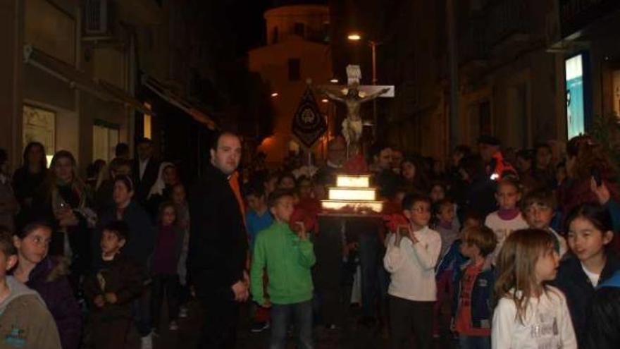 Niños portan un trono ayer por las calles de San Vicente.