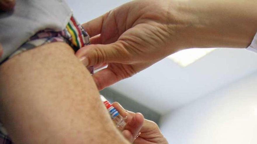 Una persona recibe una vacuna contra la gripe. // Bernabé / Luismy