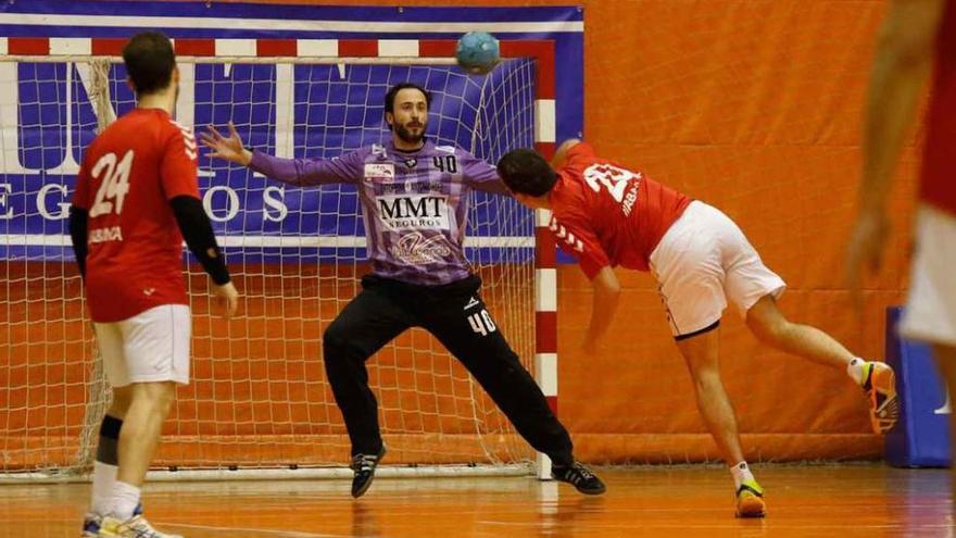 Actuación de Leo Maciel durante un partido en el Ángel Nieto.