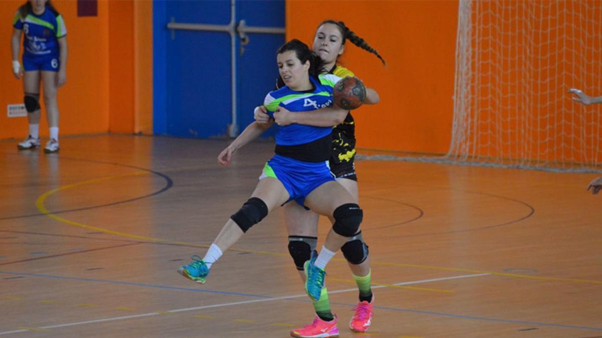 Dos jugadoras pugnan por el balón