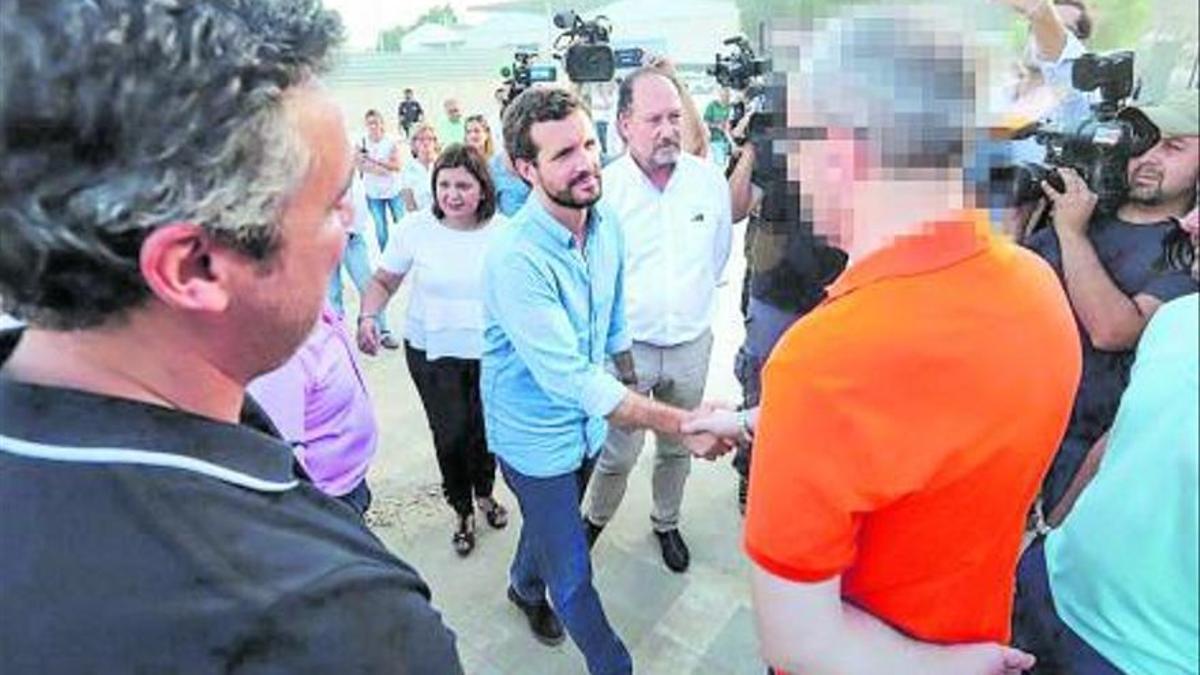 El líder del PP, Pablo Casado, visitó la empresa tras la DANA y en la imagen saluda al socio asesinado, Francisco Javier. En la otra foto, el presunto asesino, José Antonio, con camisa. | TONY SEVILLA