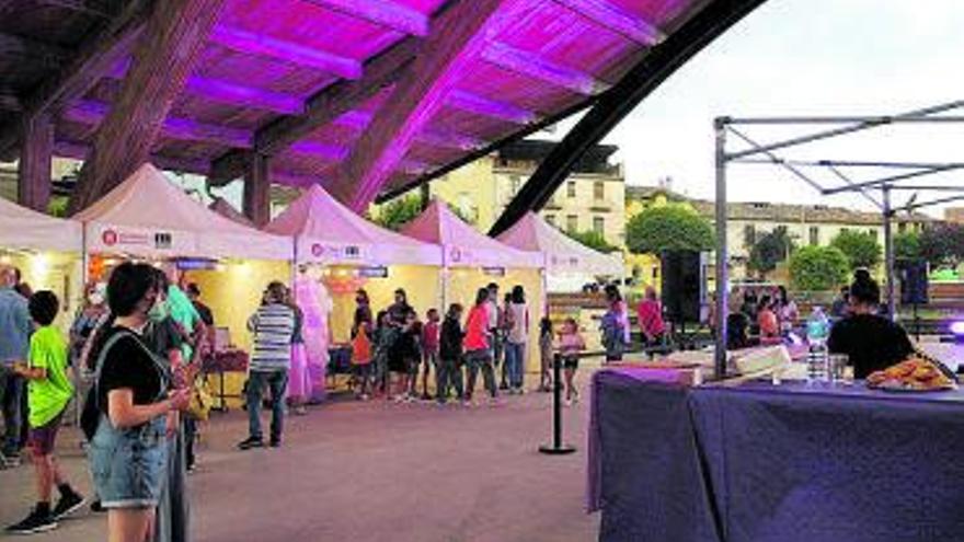 Gran afluència en la Festa del Comerç al Carrer a Sant Fruitós de Bages tot i el mal temps | J. GRANDIA