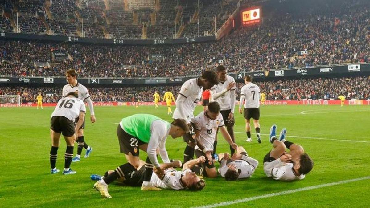 Los jugadores del Valencia celebran su gol contra el Barcelona