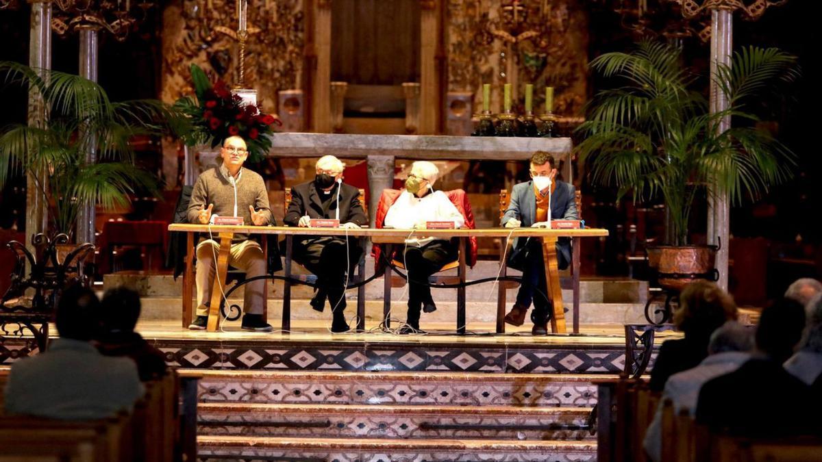 Varios expertos participaron en una mesa redonda sobre la ‘Festa de la Llum’ ayer en la Catedral.