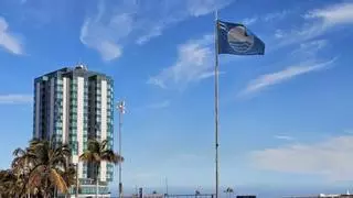 Arrecife licita el servicio de hamacas y sombrillas en la playa de El Reducto tras revalidar la Bandera Azul