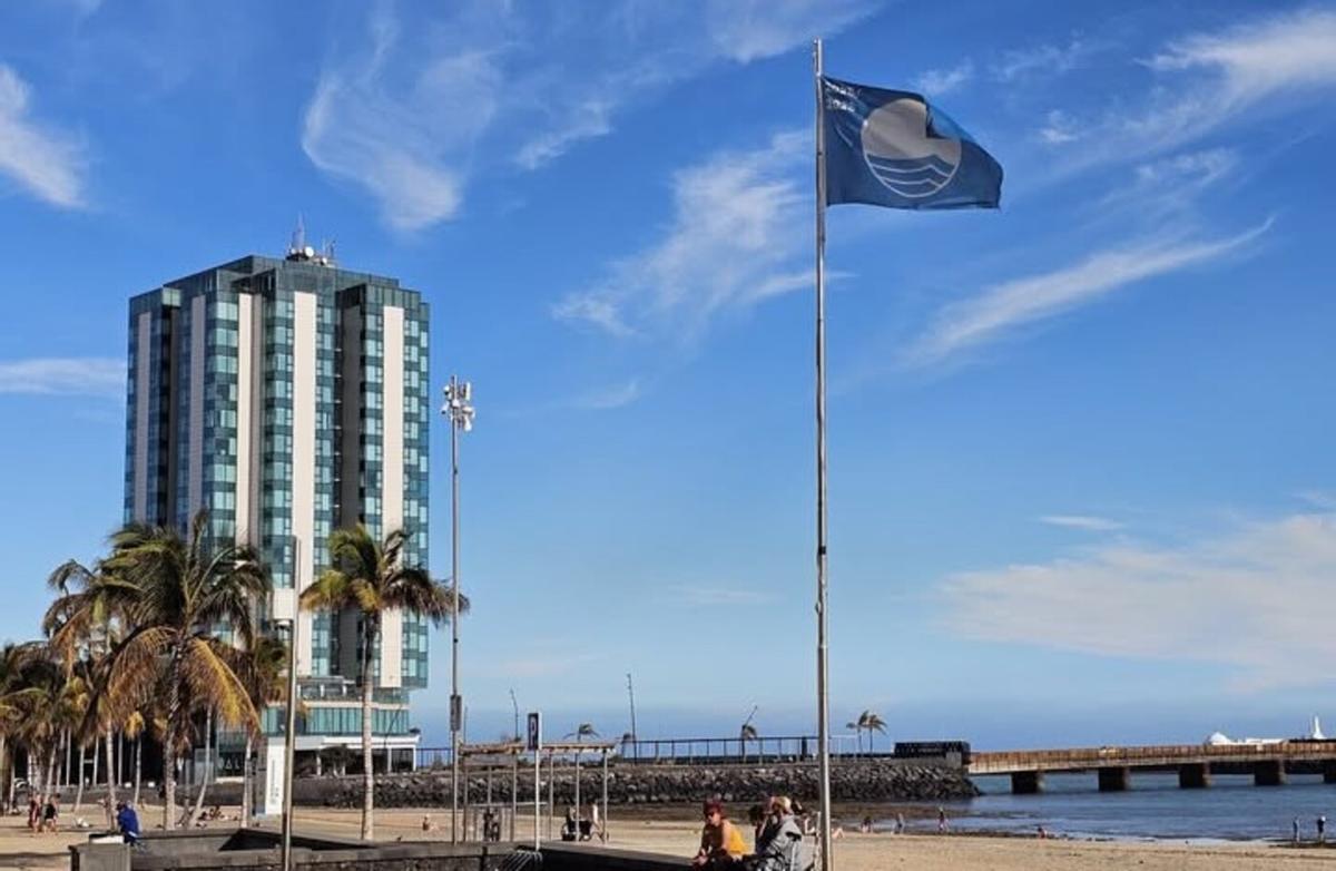 Bandera azul en la playa de El Reducto, en Arrecife.