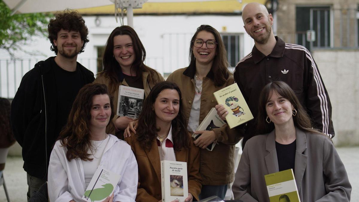 Los miembros del Club de lectura Las Kikas posan con varios libros.