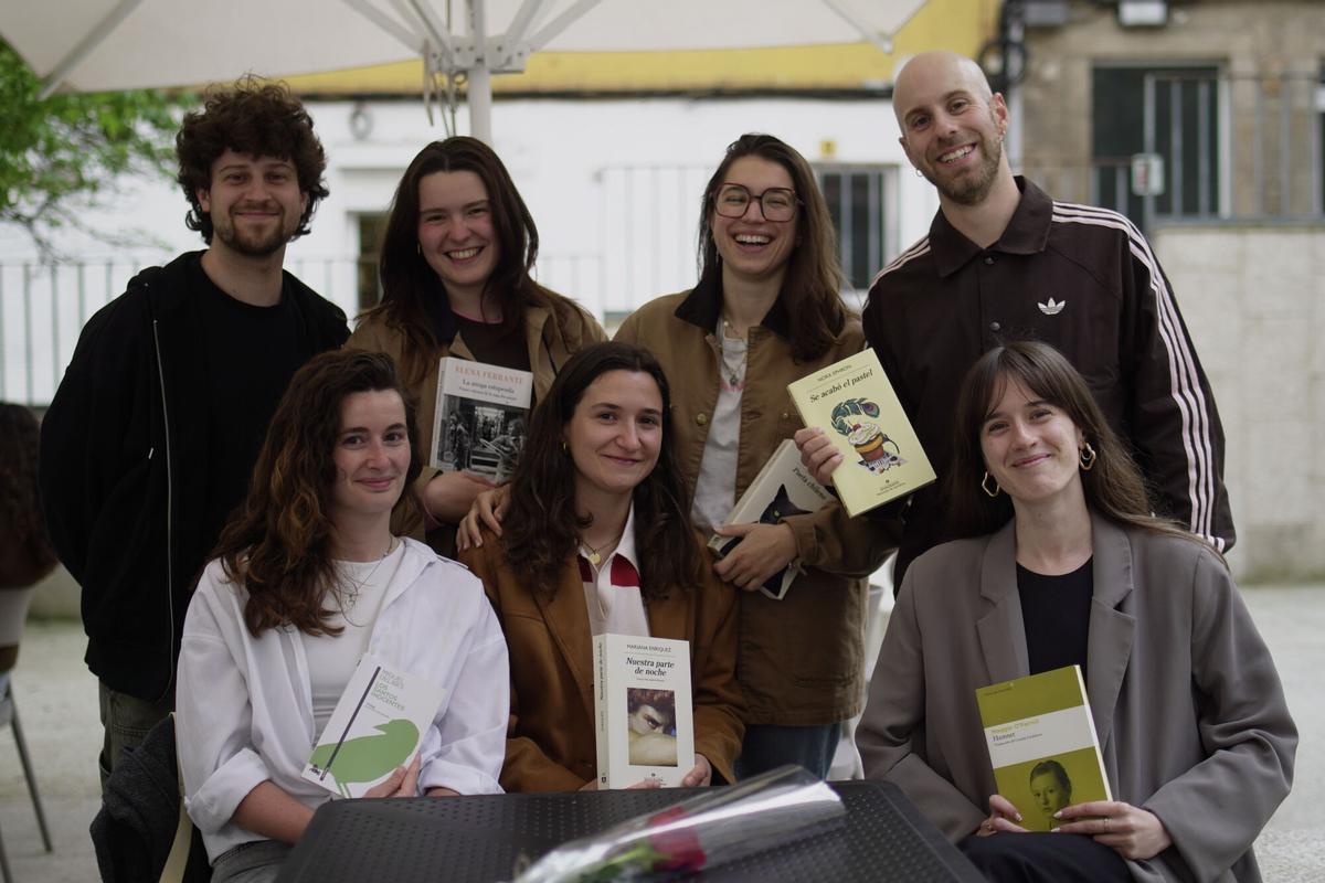 Los miembros del Club de lectura Las Kikas posan con varios libros.