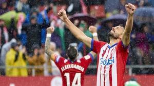 Stuani, que anotó el 3-2 en el tiempo añadido, y Aleix García celebran el triunfo del Girona sobre el Betis en Montilivi.