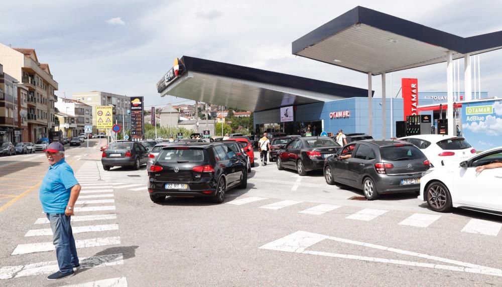 La falta de carburantes en Portugal deriva a cientos de coches a gasolineras gallegas