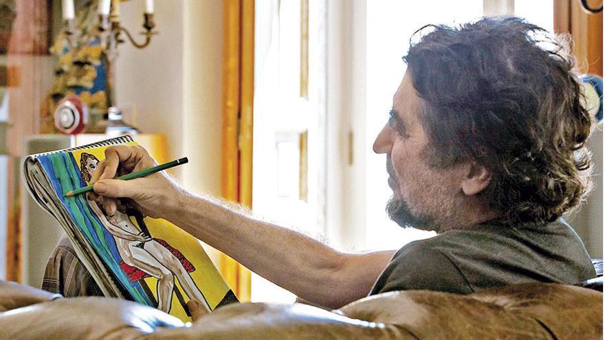 Joaquín Sabina, mientras realiza uno de sus dibujos. // Efe
