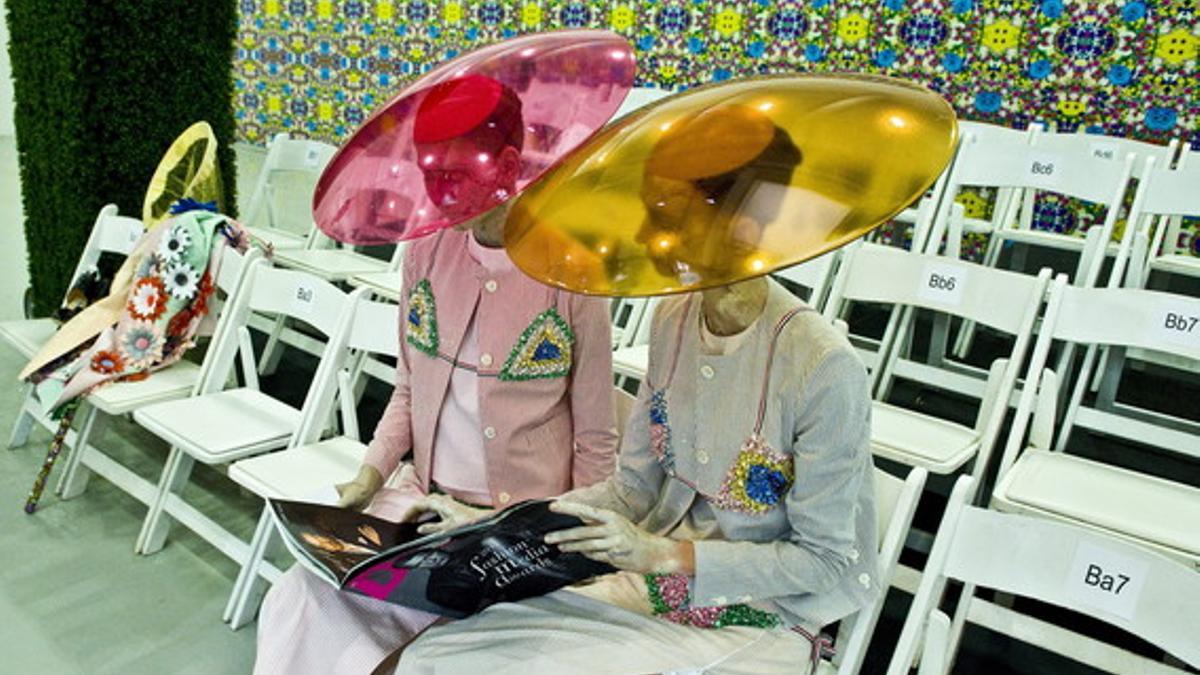 Unas modelos leen antes de la presentación de creaciones de Thom Browne, en la semana de la moda de Nueva York.