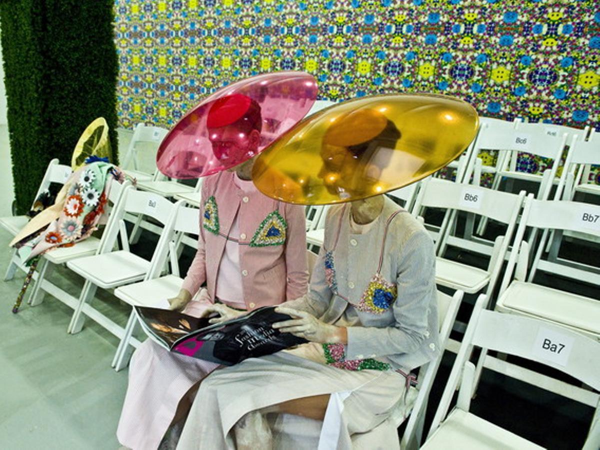 Unes models llegeixen abans de la presentació de creacions de Thom Browne, en la setmana de la moda de Nova York.