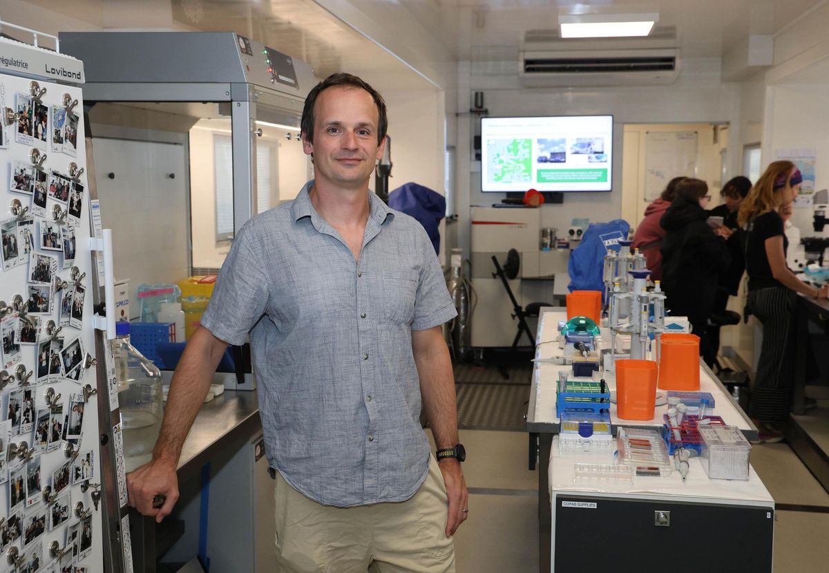 Niko Leisch,a bordo del Laboratorio Móvil Avanzado del EMBL.