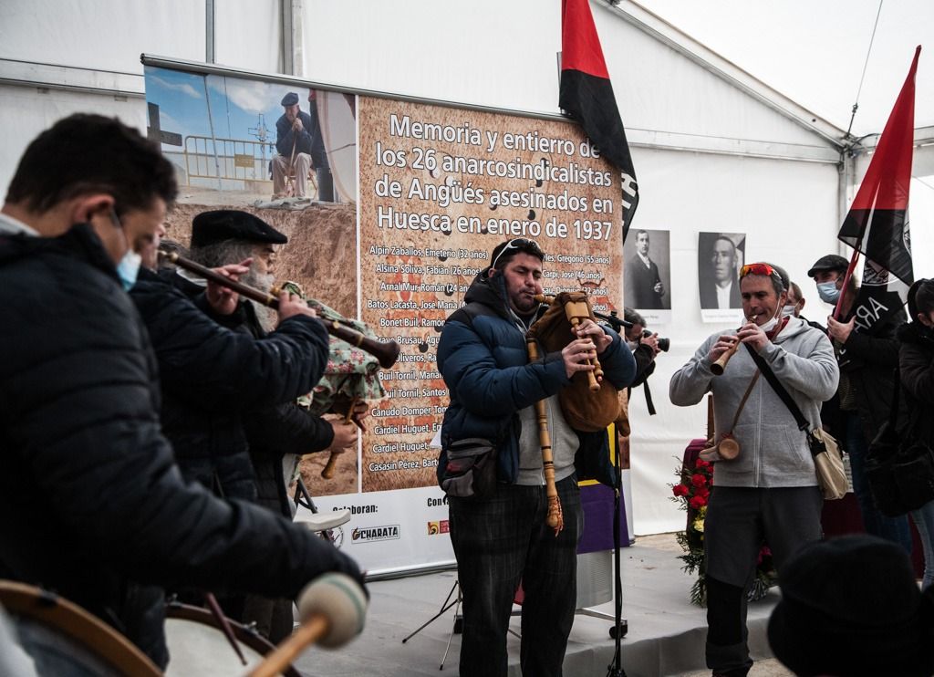 FOTOGALERÍA | Homenaje a los 26 vecinos de Angüés (Huesca) fusilados en la Guerra Civil