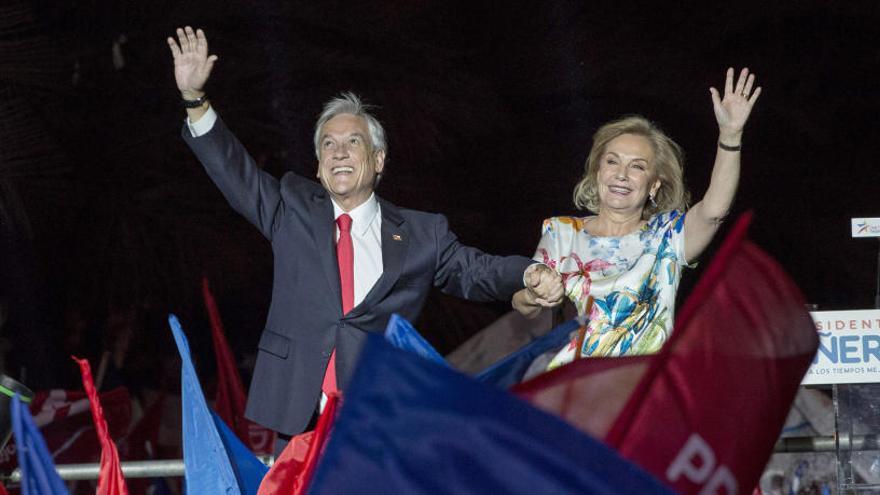 Sebastián Piñera celebra su victoria junto a su esposa