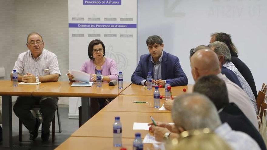 María Jesús Álvarez, entre Francisco González -derecha- y Jesús Dimas González, en la reunión con la Federación de Cofradías de Pescadores del Principado.