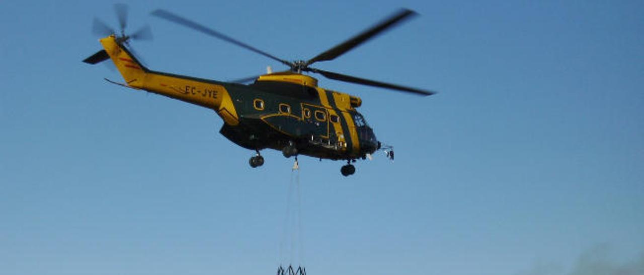 Un helicóptero durante las labores para sofocar un incendio.