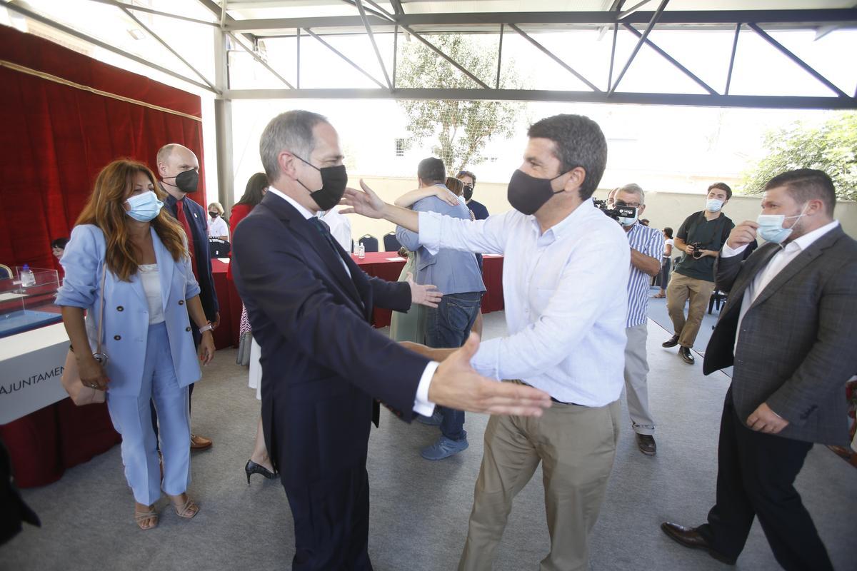 Román y Mazón se abrazan en la investidura del primero como alcalde de Sant Joan en 2021