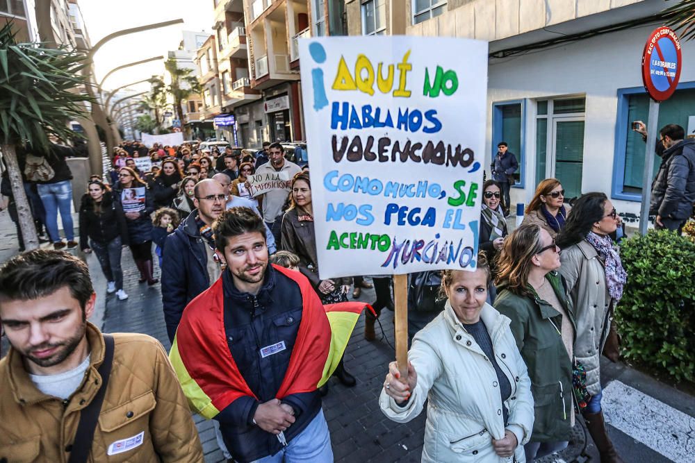 Docenas de padres secundan la protesta contra el decreto de Marzà del modelo educativo en Torrevieja y reclaman su derogación en una prortesta que ha recorrido las calles de la ciudad