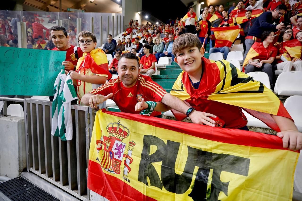 El apoyo de la afición cordobesa a la selección española, en imágenes