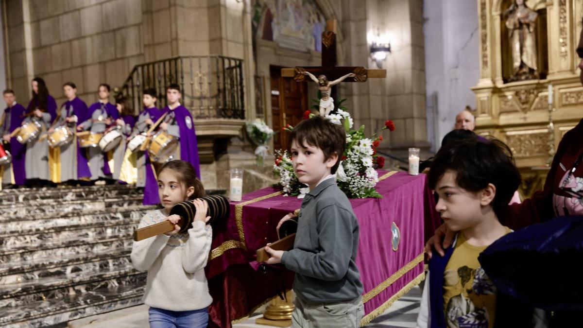 VÍDEO: El vía crucis infantil de Gijón, una experiencia llena de "ilusión" para los pequeños y sus familiares