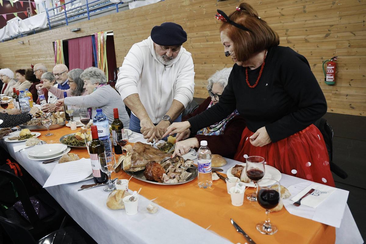 Tributo a los mayores de Ames con más de mil kilos de cocido y música