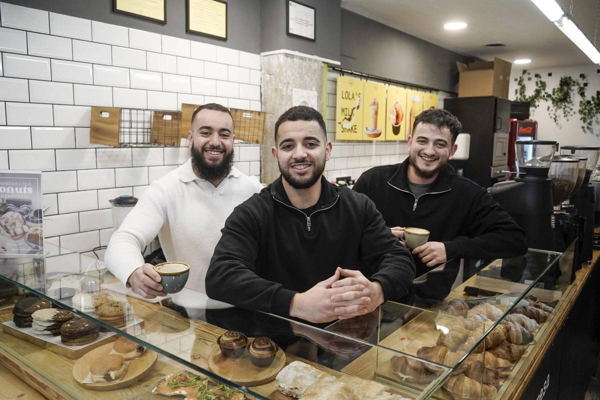 Khalid Haddouthi, Soufyan Haddouthi i Oussama Adbib, al capdavant de la cafeteria d'especialitat Lola's Factory de Manresa