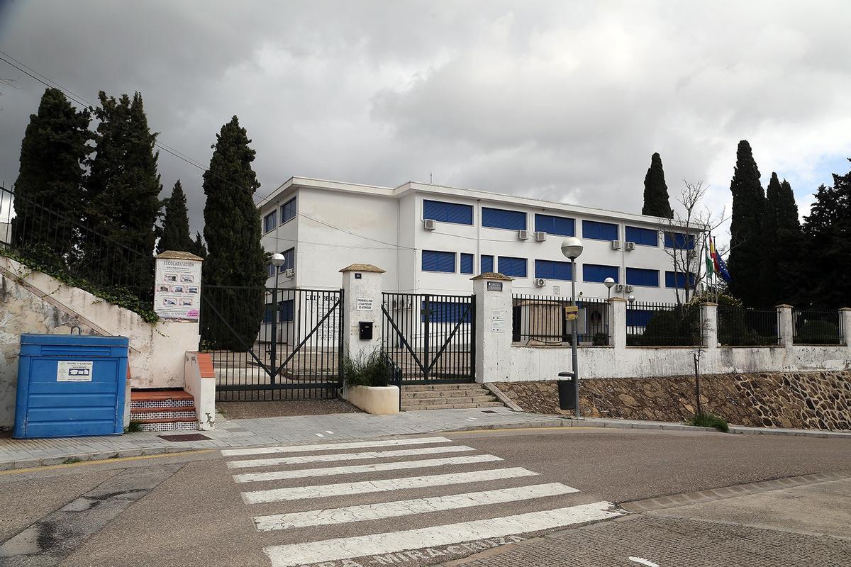 El CEIP Beato Juan de Ávila se encuentra en la Barriada de El Molinillo.