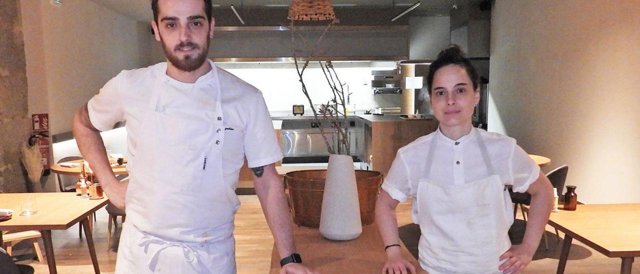 Xosé Magalhaes y Lydia del Olmo, en Ceibe, su restaurante de Rúa San Miguel 8. |   // FERNANDO CASANOVA