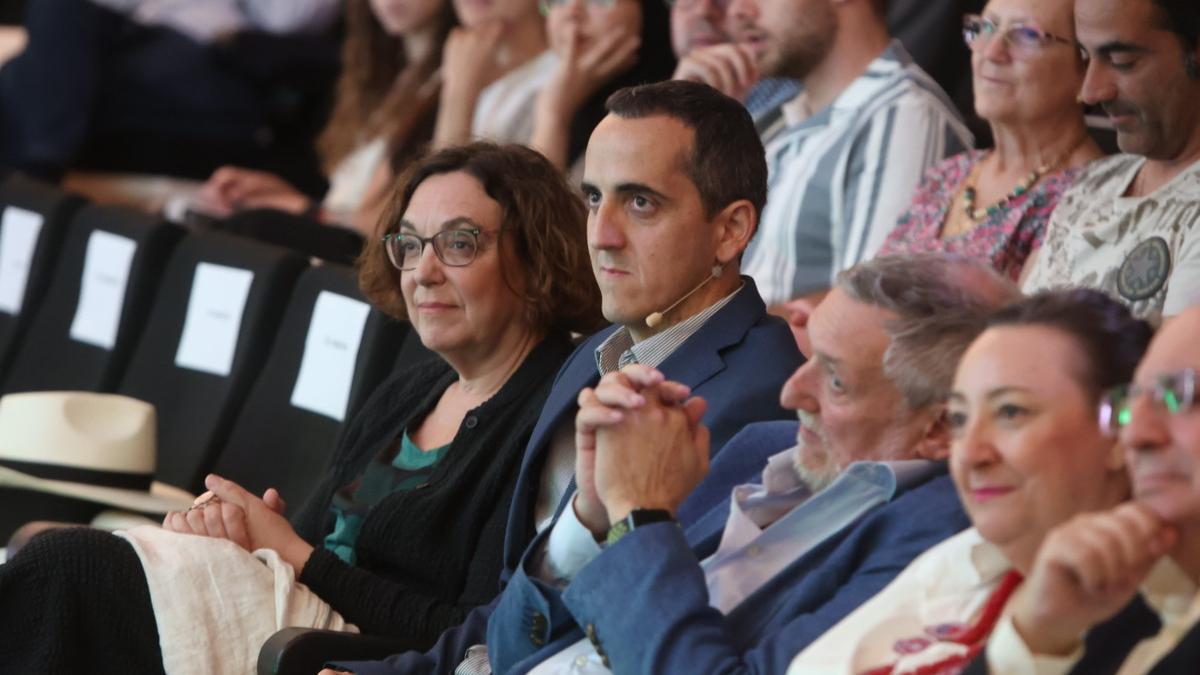 El investigador becado esta tarde en Alicante junto a Cristina Maragall, presidenta de la fundación que lleva el nombre de su padre
