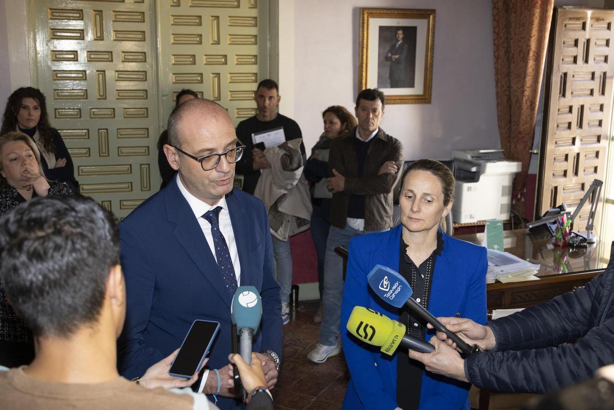 El consejero de Educación, Victor Marín, se reúne con la alcaldesa de Cehegín, Alicia del Amor, y los directos de los centros educativos del municipio
