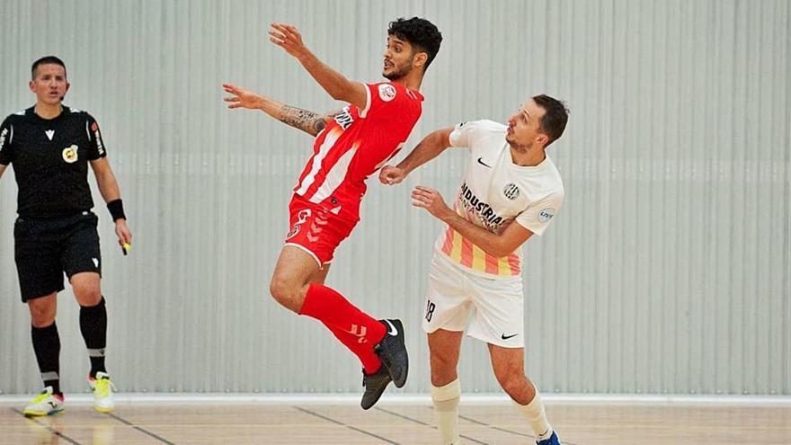 Lucao pelea un balón dividido ante Drahovski en la victoria ante el Santa Coloma.