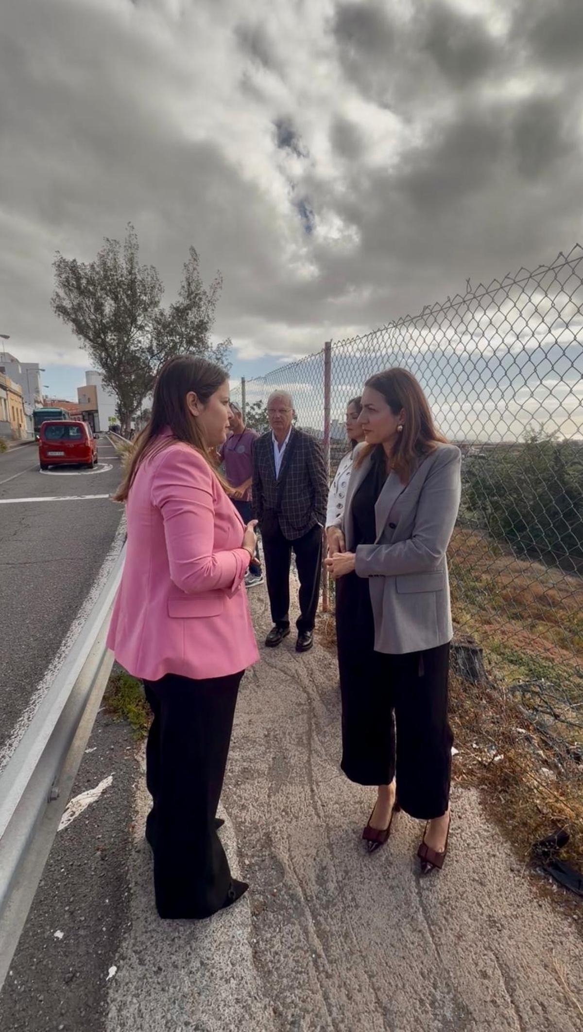 De izquierda a derecha la secretaria local de CC en Telde, Carmen Vega junto a la consejera portavoz del grupo de CC en el Cabildo de Gran Canaria, Vidina Cabrera