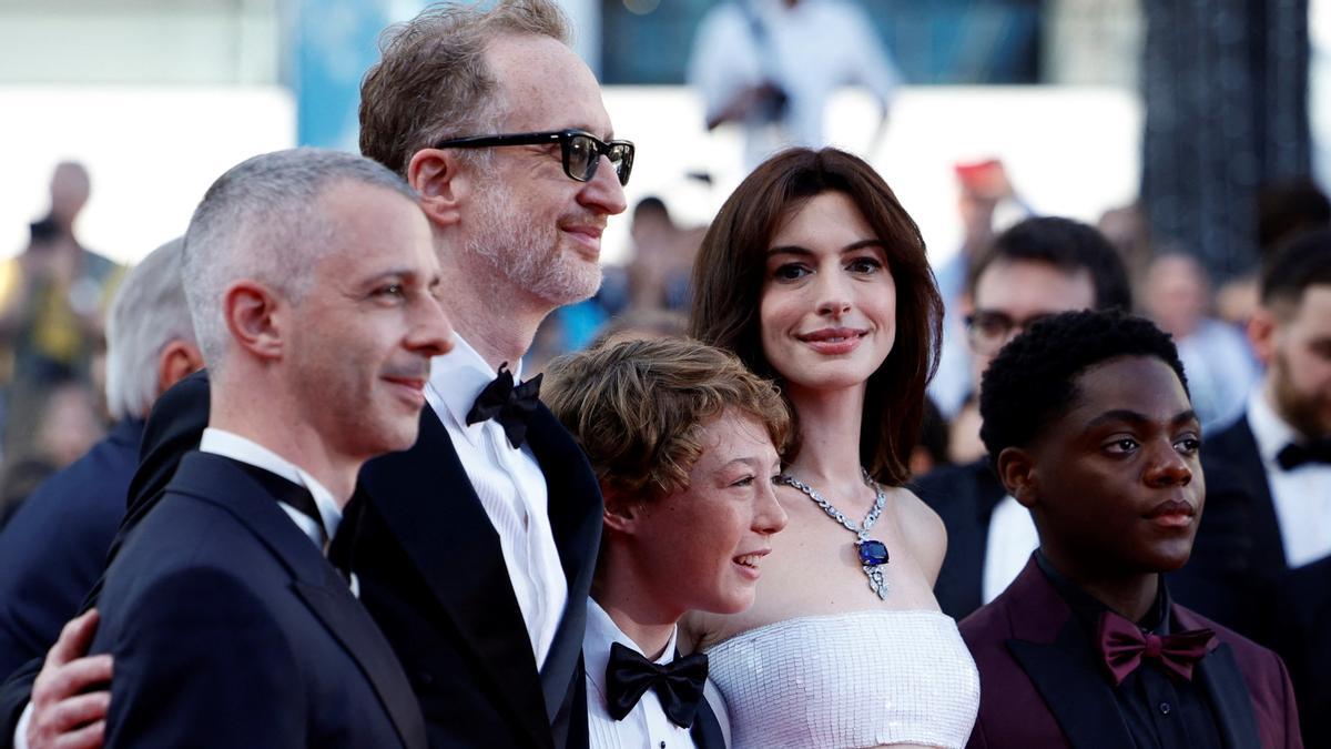 Jeremy Strong, James Gray, Banks Repeta, Anne Hathaway y Jaylin Webb, en el estreno de 'Armageddon time' en Cannes