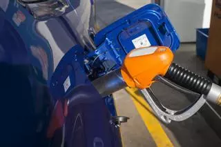 Este combustible para el coche cuesta menos de un euro por litro y puede hacer que ahorres casi el 50% en gasolina