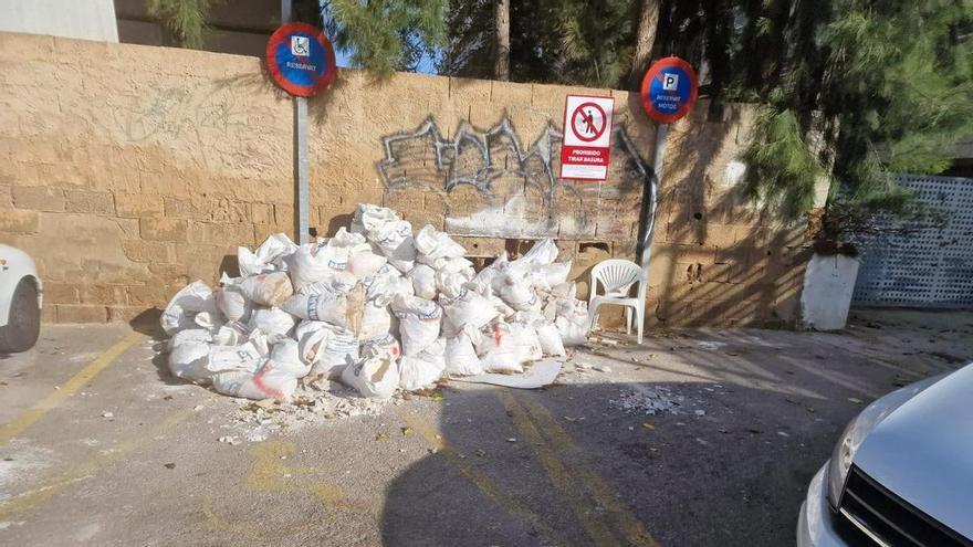 Vierten más de 30 sacos con restos de obra en un parking de Magaluf