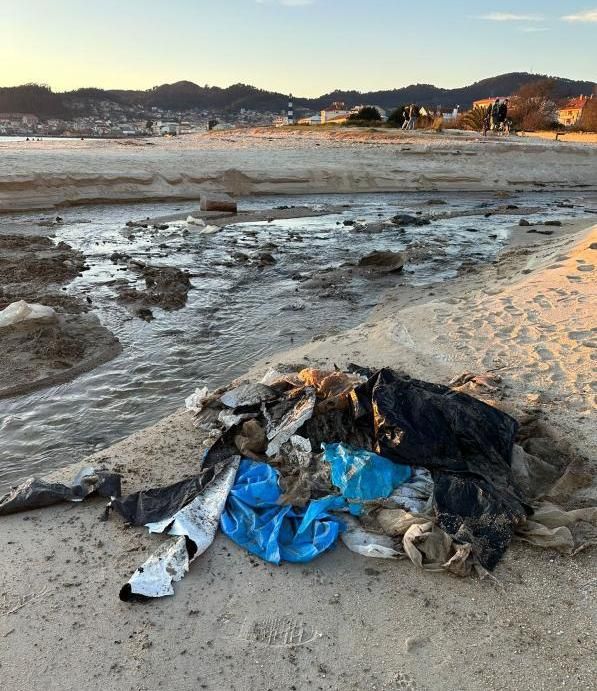 Basura acumulada a pie del cauce tras la actuación municipal. | // FDV