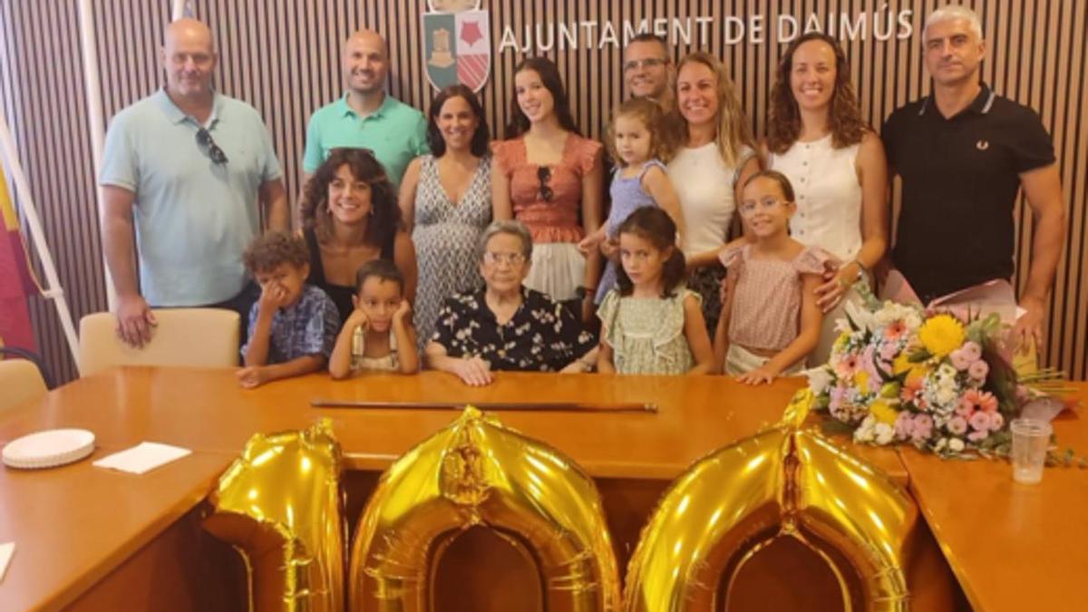 Paquita, rodeada de su familia, en la celebración de sus 100 años en el Ayuntamiento de Daimús