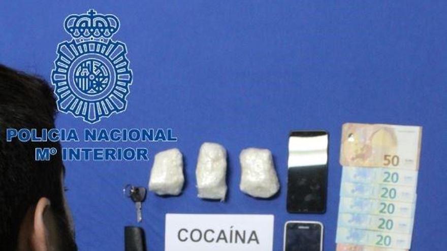 Tres detenidos con 335 gramos droga tras embestir a un coche policial en Badajoz