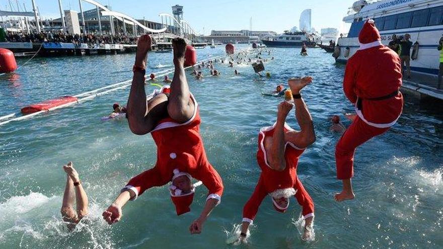 400 nadadores se lanzan a aguas del puerto de Barcelona