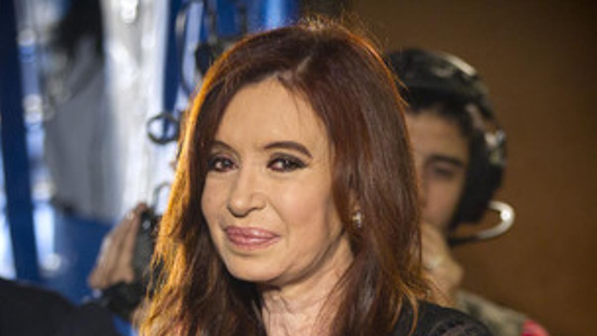 La presidenta argentina, Cristina Fernandez de Kirchner, sostiene una foto en la que aparecen ella y su marido, Néstor Kirchner, este domingo en Buenos Aires, durante las celebraciones de su reelección.